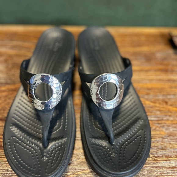 CROCS  women’s black Sarah Hammered Metal Wedge - Picture 2 of 4